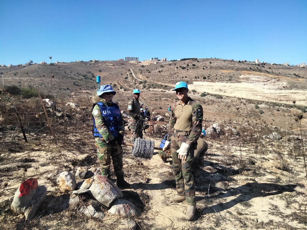 2023年9月29日，柬埔寨多功能工兵分队（含作战工兵与建筑工兵）协同前沿指挥所分队，对“蓝线标识（桶装标识物）”进行了翻新。